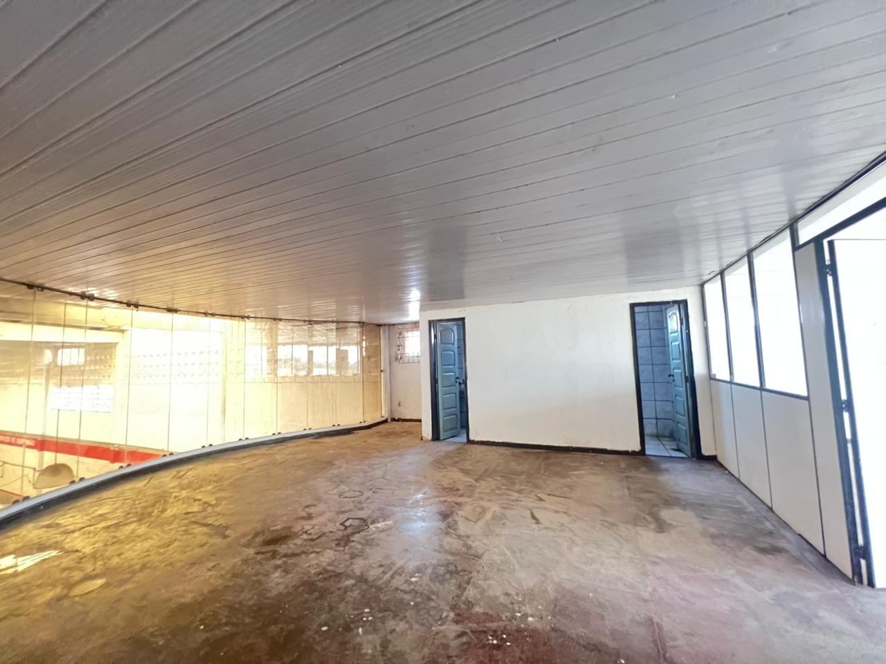 Ambiente principal com portas de acesso
